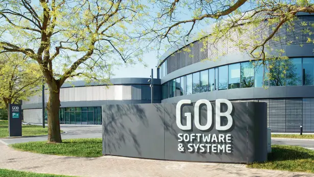 ERP Information 3/2025, Produktreport GOB. Zu sehen ist eine Außenaufnahme des Firmensitzes in Krefeld.