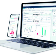 ERP Information 3/2025: Produktreports, Abas ERP, Bild 1 zeigt einen Laptop-Bildschirm mit statistischen Auswertungen