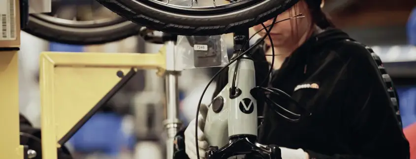 Projekt-Highlights 2025: Cosmo Consult, Bild 1 zeigt eine Fahrradmontage.